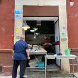 Al 474 della medesima via siamo invece pervasi da un profumato odore di mare che proviene dai banchi ricchi di salmoni, calamari, spigole e cozze